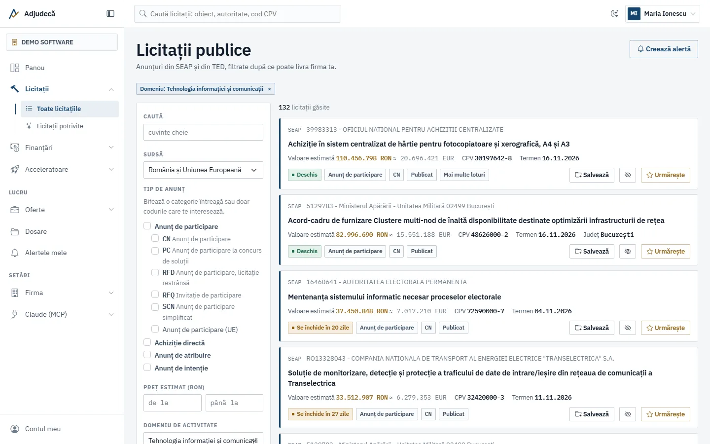 Lista de licitații filtrată pe domeniul IT, cu filtrele în stânga și cardurile anunțurilor cu valoare, termen și insigne